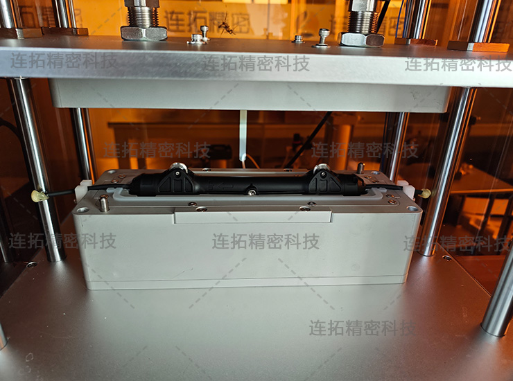 连拓精密传感器气密性检测仪（检测实拍）.jpg