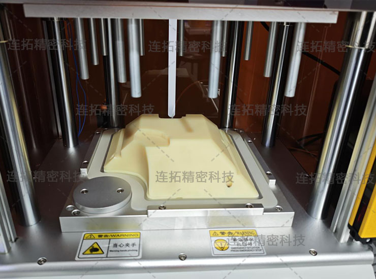 连拓精密油缸盖气密性测试仪（治具实拍）.jpg