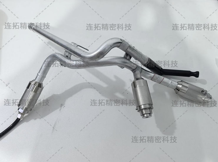 异形金属水管与连接器相连接（实拍）.jpg