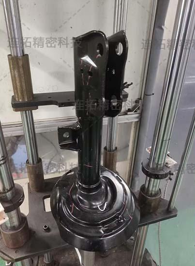 减震器放在气密性测试仪治具上（实拍）.jpg