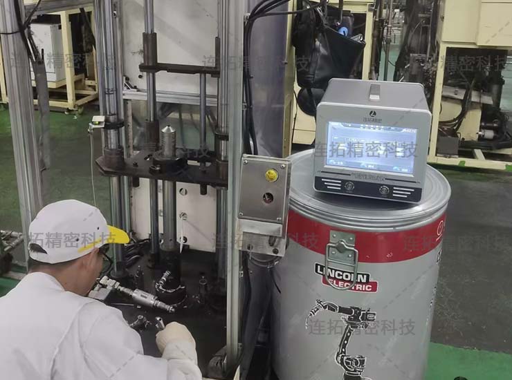 连拓精密减震器气密性测试仪（生产线检测操作中）.jpg